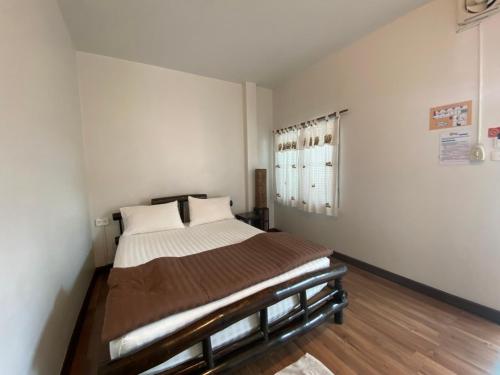 a bedroom with a large bed in a room at Lamphuhouse Bangkok in Bangkok