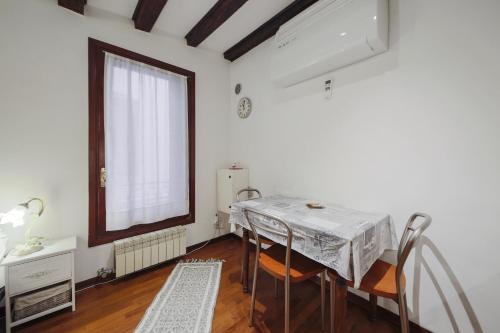 a dining room with a table and a window at Wonderful studio Wi-Fi AC in Venice