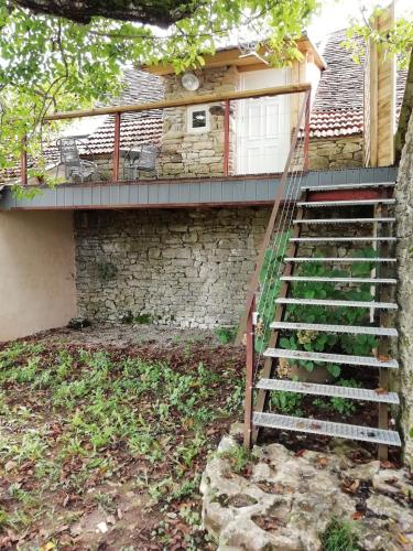 un conjunto de escaleras que conducen a una casa en Le Fenil, en Floirac