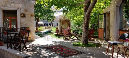 Κήπος έξω από το Sarnich Cave Suites