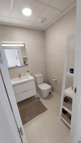 uma casa de banho com um WC, um lavatório e uma escada em Prachtig penthouse appartement op Lo Romero golf em Pilar de la Horadada