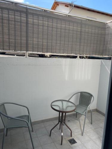 2 Stühle und ein Tisch auf der Terrasse in der Unterkunft Ferienwohnung Konstanz in Konstanz