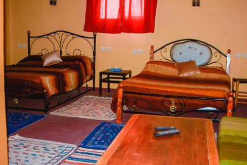 Łóżko lub łóżka w pokoju w obiekcie LESCALE DE OUARZAZATE