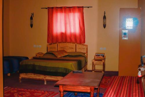 سرير أو أسرّة في غرفة في LESCALE DE OUARZAZATE