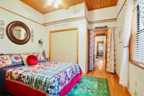 Charity's Creole Cottage tesisinde bir odada yatak veya yataklar