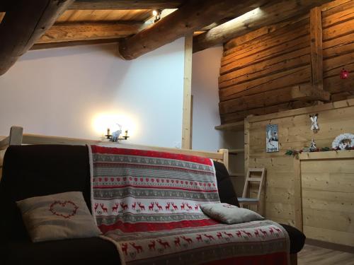 - un salon avec un canapé et une couverture dans l'établissement Appartement Le Pontet Areches Beaufort, à Arêches