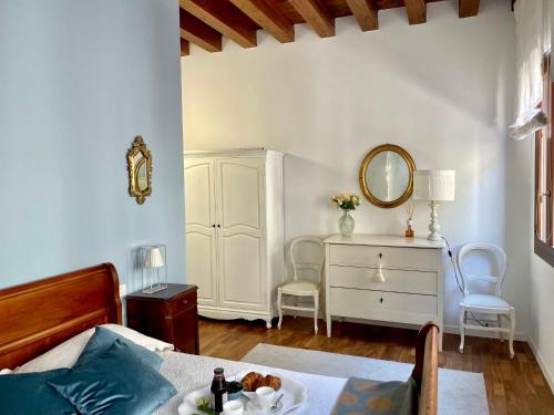 Кровать или кровати в номере SANTA CATERINA: charming apartment TREVISO