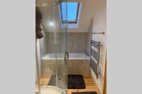 uma casa de banho com um chuveiro e uma banheira em Phil's Cottage Sleeps 2 one dog by prior permission em Barnard Castle