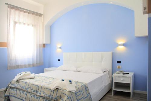 Un pat sau paturi într-o cameră la Hotel Città Bella