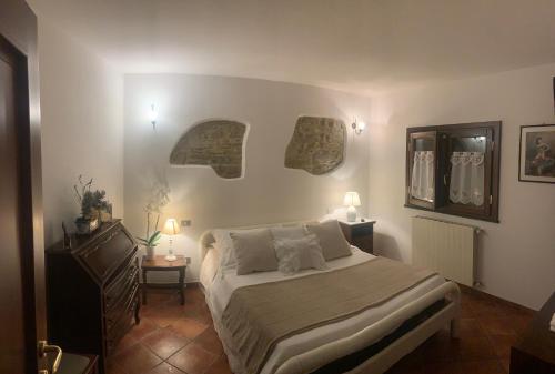a bedroom with a bed and two tables and two lamps at Il Piccolo Giardino in Perinaldo