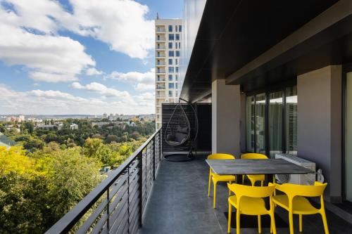Un balcón o terraza en Tulip Residence & Spa Hotel