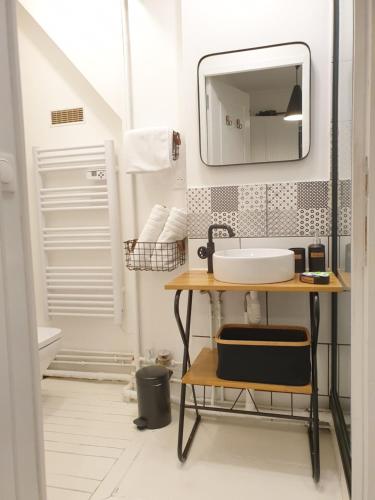 Et badeværelse på Le cœur de Troyes - Appartement & Studio