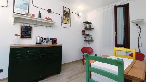 uma cozinha com um armário verde e uma mesa em B&B Borgo Vanchiglia em Turim