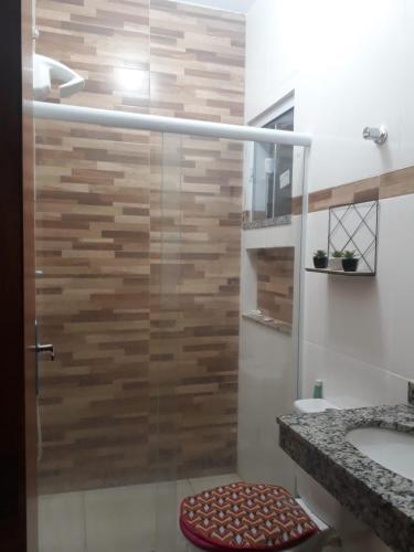 a bathroom with a shower with a toilet and a sink at Casa com Jardim na Praia de Guaratiba, Maricá in Maricá