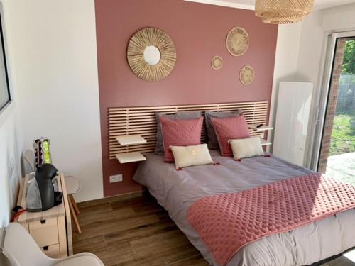 une chambre avec un grand lit et un miroir dans l'établissement Les Chambres de Lily 1, à Lorgies