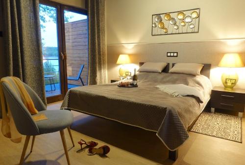 Postel nebo postele na pokoji v ubytování Sielskie Sioło - domki nad jeziorem