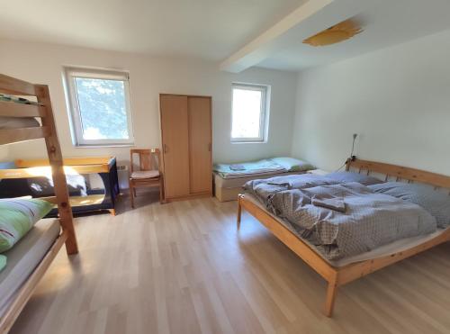 Hulín的住宿－Apartmán Hulín, Chrášťany - bílý，一间卧室配有一张床和一张双层床。