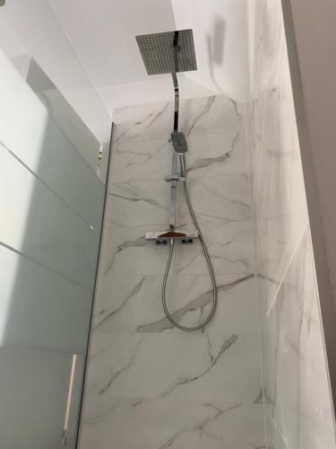 Cette chambre dispose d'une douche et d'un sol en marbre blanc. dans l'établissement La Cantina, à Charleville-Mézières