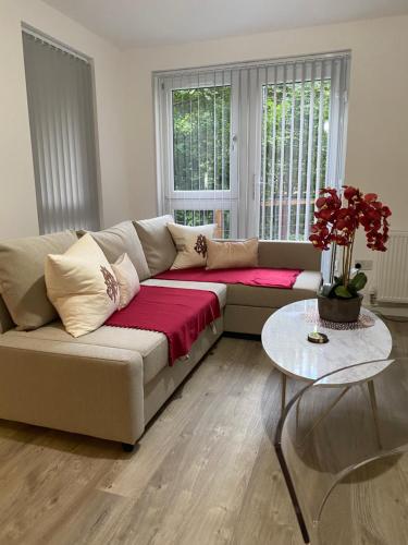 una sala de estar con un sofá y una mesa en Water Walk Apartment, en Edimburgo