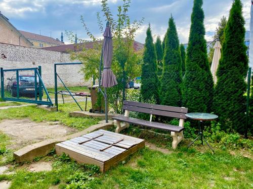 um banco de parque, um guarda-chuva e uma mesa em Private apartment - Park Olomouc - super lokalita em Olomouc