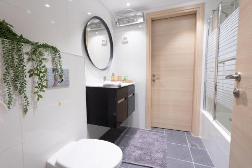 Phòng tắm tại luxury HAUMAJERUS apartments-אירוח יוקרתי בירושלים