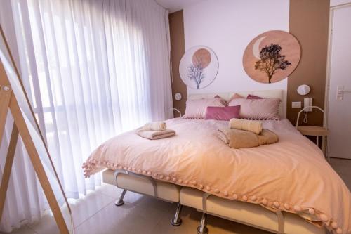 Giường trong phòng chung tại luxury HAUMAJERUS apartments-אירוח יוקרתי בירושלים