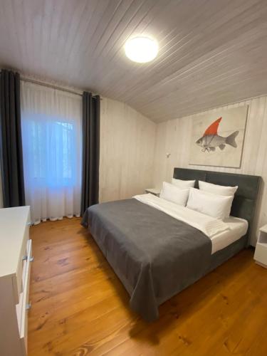 - une chambre avec un grand lit dans l'établissement Balka Eco Club, à Glubokaya Balka