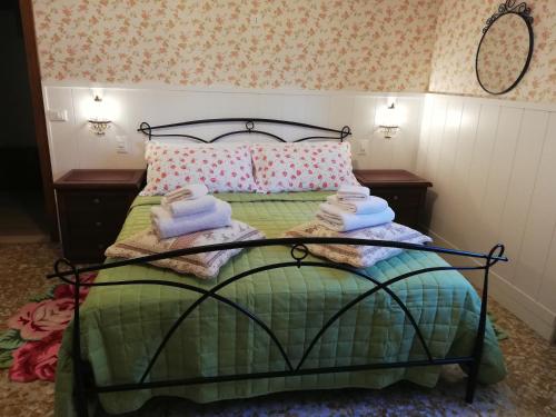 um quarto com uma cama com toalhas em B&B La Vittoria em Sulmona