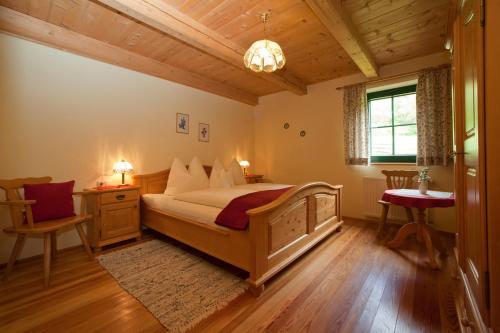 Un pat sau paturi într-o cameră la Klieber - Urlaub am Biobauernhof