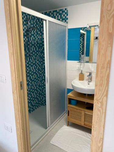 a bathroom with a shower and a sink at LAGUNA BLU Camera TRAMONTO con terrazza panoramica in comune in Chioggia