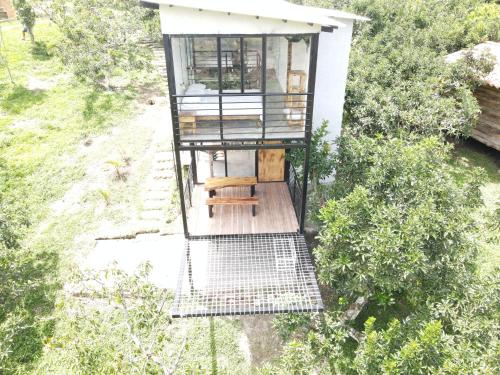 an overhead view of a tiny house with a porch at Paraíso familiar en el corazón del eje cafetero in La Tebaida