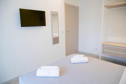 a white room with two towels on a table at Marigold Residence in Roseto degli Abruzzi