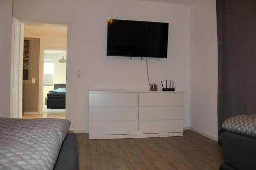 Televisyen dan/atau pusat hiburan di Monteurwohnung Ferienwohnung Rose in Isenbüttel Nähe Gifhorn, Wolfsburg, Braunschweig