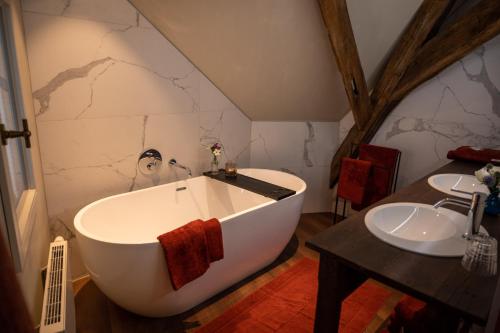 bagno con ampia vasca e lavandino di B&B l'histoire de l'éclair a Bruges