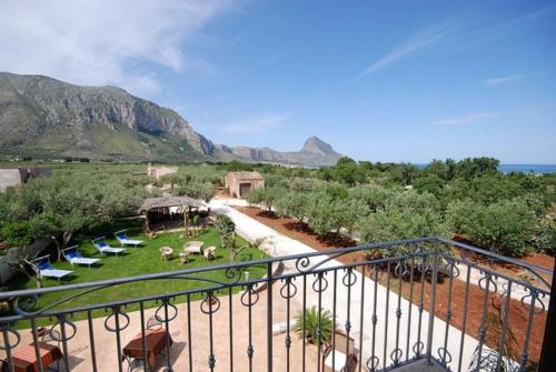 balcón con vistas a un jardín con sillas en Trigrana Vacanze Hotel, en Castelluzzo