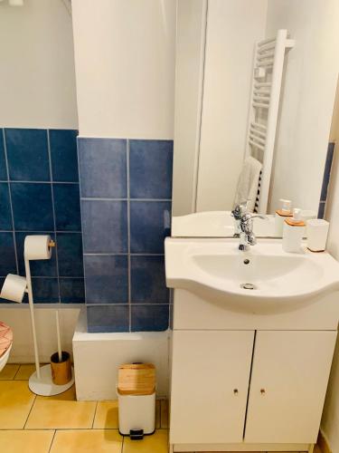 une salle de bain avec un lavabo et un miroir dans l'établissement Un petit cocon en plein centre de Marseille, à Marseille