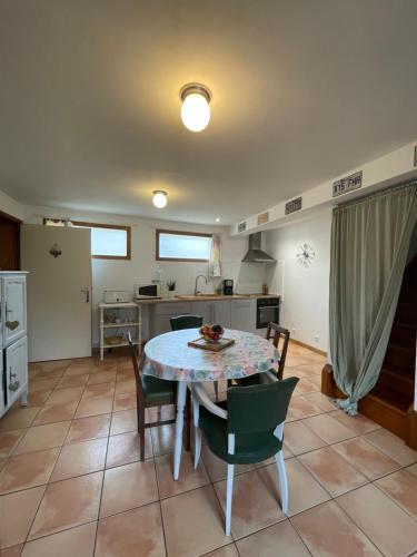 une cuisine et une salle à manger avec une table et des chaises dans l'établissement le Québec, à Arrigny