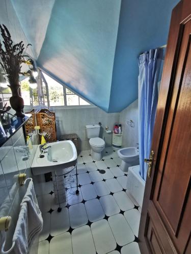 a bathroom with a sink and a toilet at Casa Duarte in Cuntis