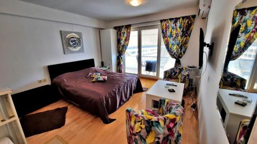 1 dormitorio con cama, mesa y ventana en Fibos Studios, en Ohrid