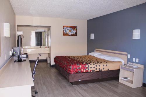 Habitación de hotel con cama y lavabo en Econo Lodge Paducah West I-24, en Paducah