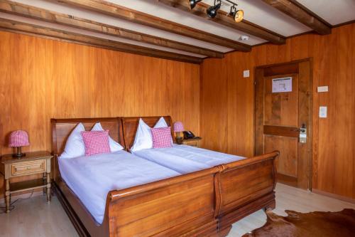 
Ein Bett oder Betten in einem Zimmer der Unterkunft Chalet-Hotel Lodge - Swiss-Chalet Merlischachen
