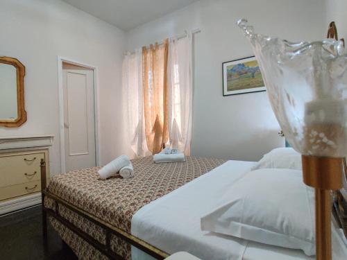 um quarto com uma cama e uma janela em DOGE CAMBIASO- Davanti all'acquario - Grande terrazza privata - Palazzo Nobiliare Storico em Gênova