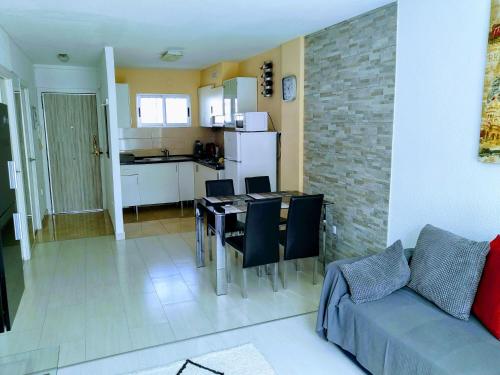 sala de estar con mesa de comedor y cocina en Apartamento Gasparot, en Villajoyosa