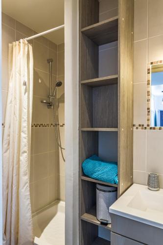 une salle de bain avec douche et lavabo dans l'établissement Appartement 