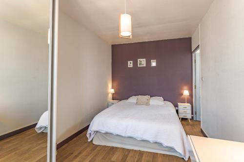um quarto com uma cama branca e uma parede de vidro em Appartement "Le Preize" - Centre ville - Garage privé em Troyes