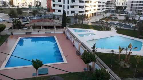een uitzicht over twee zwembaden in een stad bij Loft San Juan Beach in Alicante
