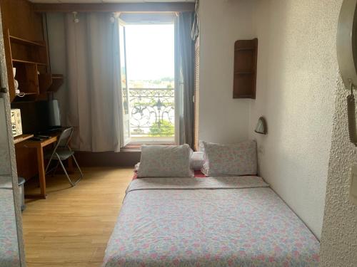 - une chambre avec deux lits en face d'une fenêtre dans l'établissement Le Petit Terminus - GARE SNCF, à Clermont-Ferrand