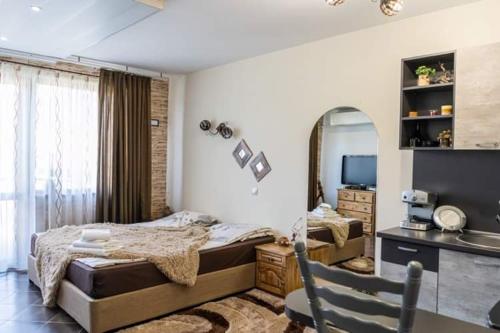een slaapkamer met 2 bedden, een bureau en een spiegel bij Studio Anastasia in Sapareva Banya