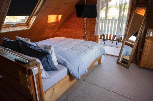 a bedroom with a bed in a wooden house at Cabana Casa Dia in Sadu