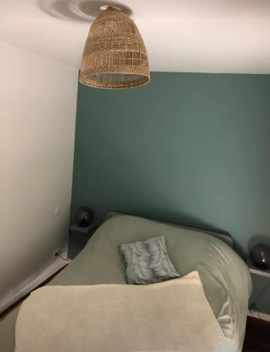 - une chambre avec un lit doté d'un oreiller et d'une lampe dans l'établissement LISACA, à Camaret-sur-Mer